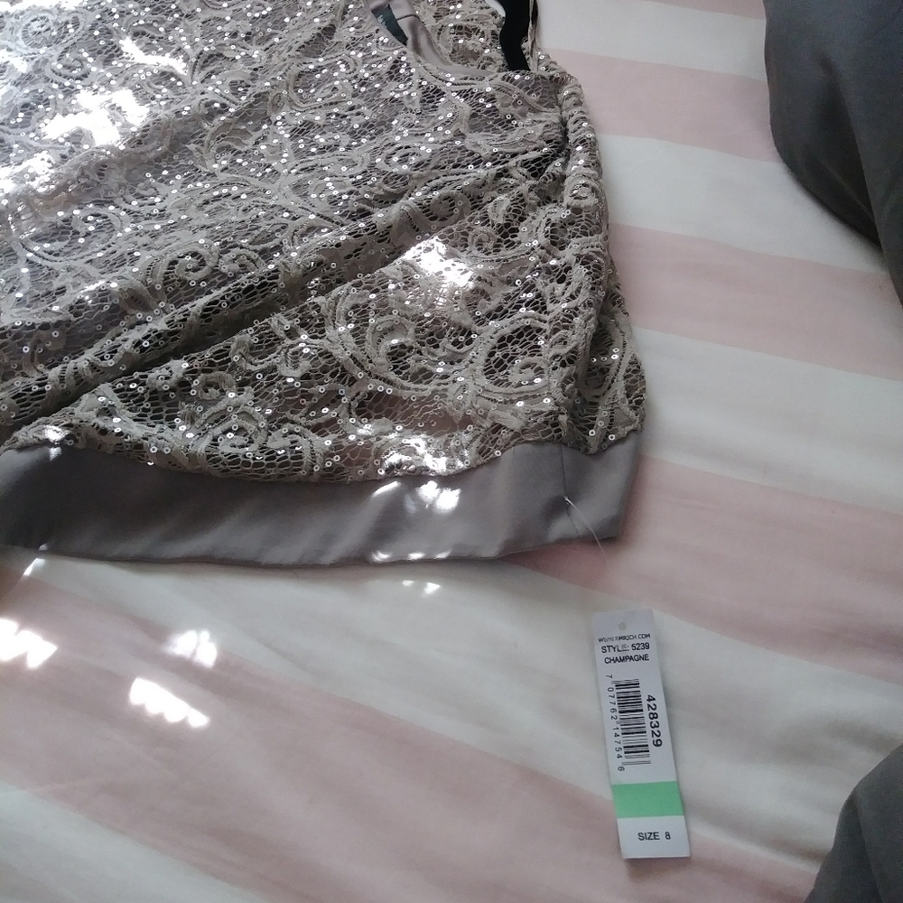 a dress - Picture 7 of 7